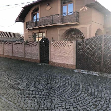 Катерина Hotell Chynadiyovo Exteriör bild